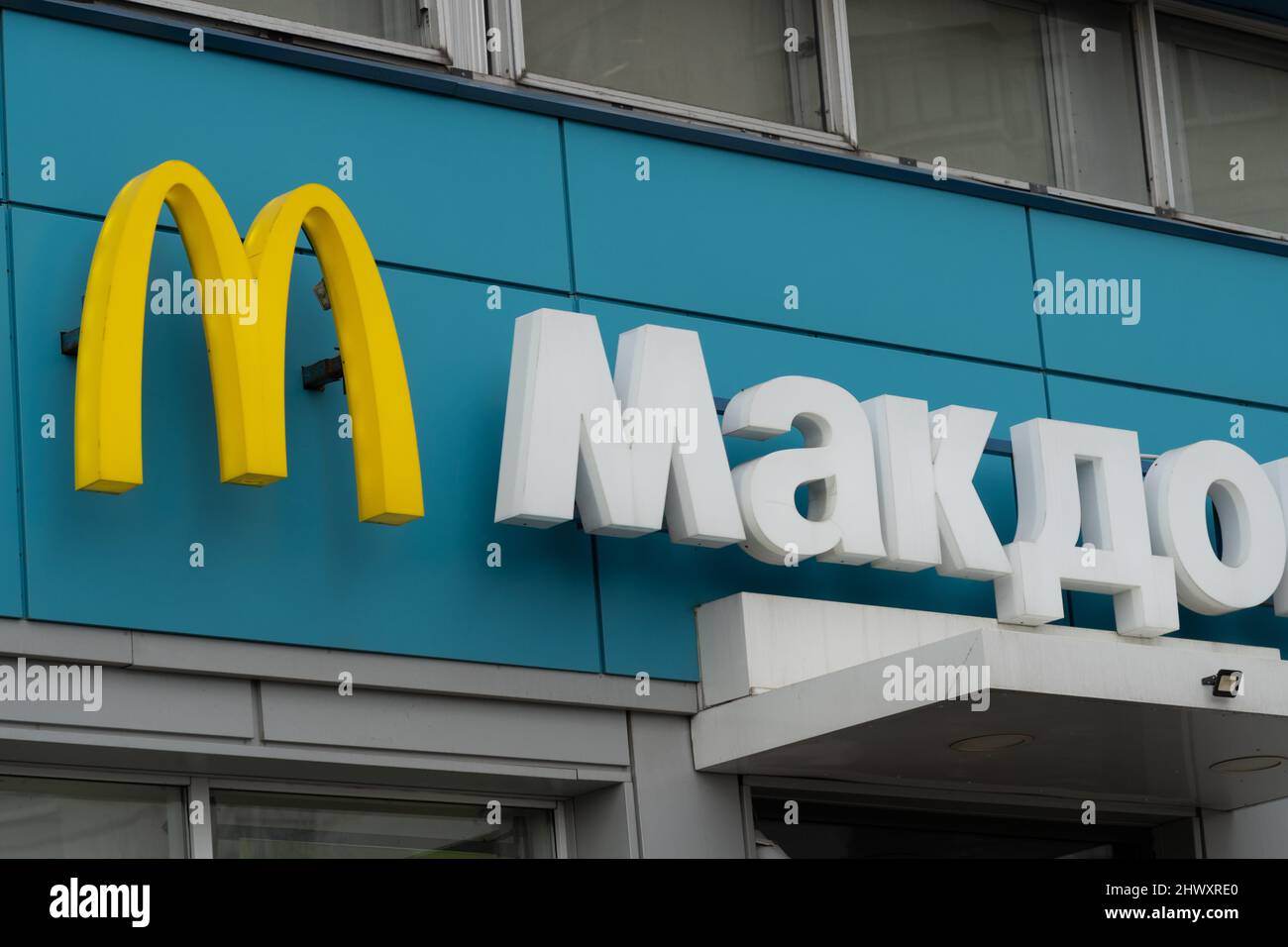 RUSSIA, MOSCA - MAR 05, 2022: mcdonalds logo fast food bielorussia, da emblema segno dalla società e macdonald ristorante, design snack. Illustrativa Foto Stock