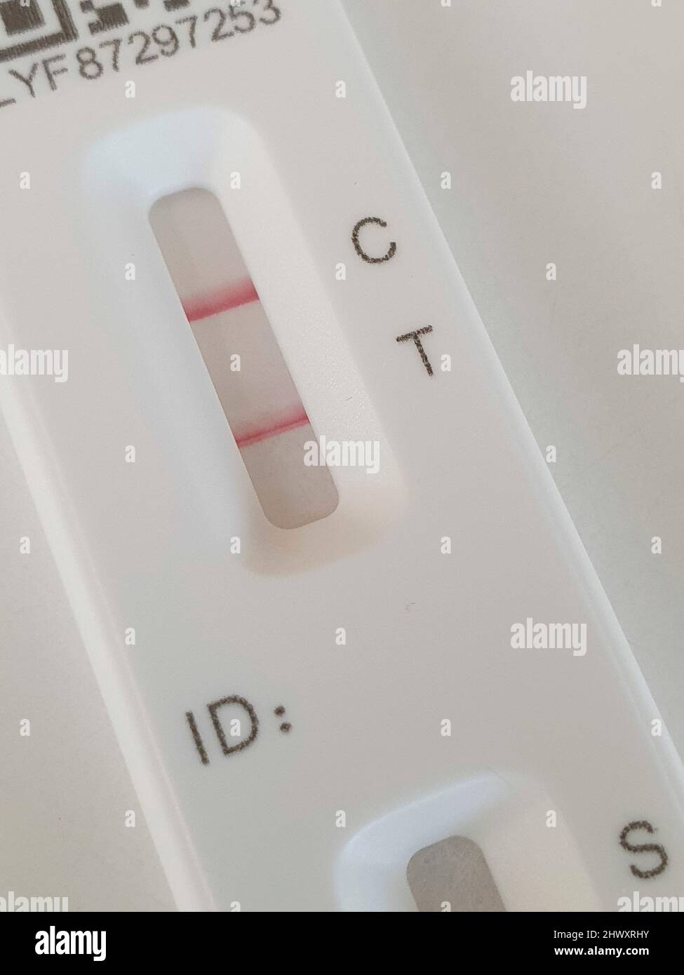 Londra, UK, 8 marzo 2022: Un risultato positivo sul test Flow Flex Lateral Flow. Il governo ha posto fine a quasi tutte le restrizioni al coronavirus due settimane fa e negli ultimi 7 giorni sono stati registrati oltre 300.000 nuovi casi, con un aumento di oltre il 28% rispetto alla settimana precedente. Gli scienziati hanno anche scoperto che anche un lieve covid può causare restringimento del cervello con effetti a lungo termine sulla memoria e il senso dell'olfatto. Anna Watson/Alamy Live News Foto Stock