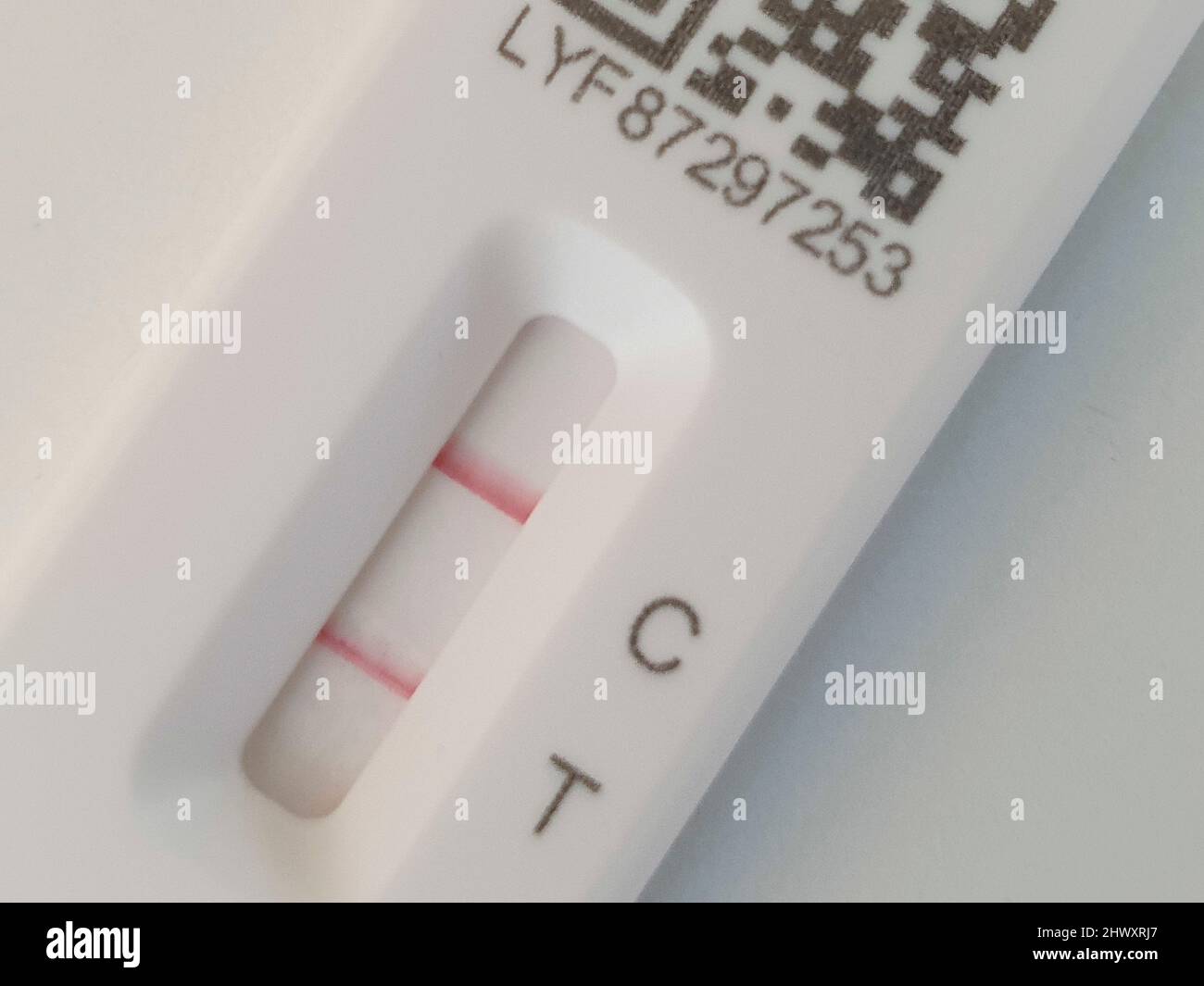 Londra, UK, 8 marzo 2022: Un risultato positivo sul test Flow Flex Lateral Flow. Il governo ha posto fine a quasi tutte le restrizioni al coronavirus due settimane fa e negli ultimi 7 giorni sono stati registrati oltre 300.000 nuovi casi, con un aumento di oltre il 28% rispetto alla settimana precedente. Gli scienziati hanno anche scoperto che anche un lieve covid può causare restringimento del cervello con effetti a lungo termine sulla memoria e il senso dell'olfatto. Anna Watson/Alamy Live News Foto Stock