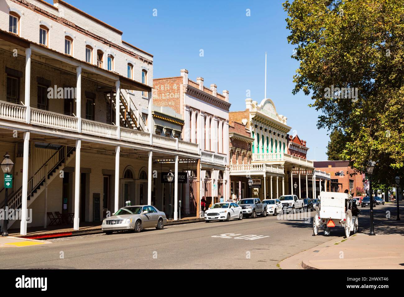 Old Sacramento, 2nd Street. Vecchi edifici occidentali con auto parcheggiate. Foto Stock