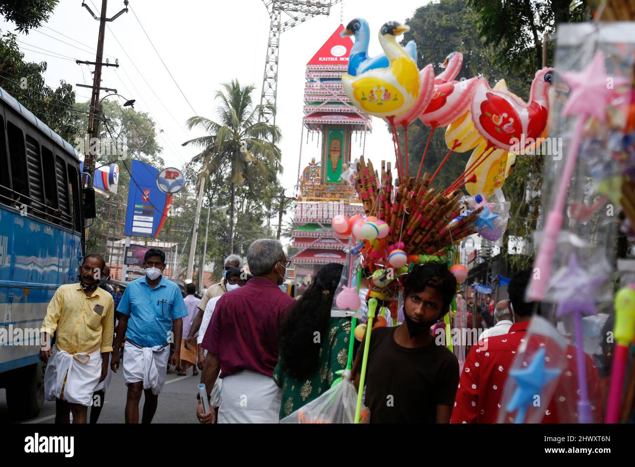 Chettikulangara Bharani è uno spettacolare festival celebrato al tempio di Chettikulangara vicino a Mavelikara in Alappuzha. Durante il mese malayalam di Kumbham (febbraio-marzo), il festival è dedicato alla dea (Bhagavathy). L'intera città prende vita e il merrimment copre il suo paesaggio. Questa festa è celebrata come l'invio di auguri alla divinità per il suo viaggio a visitare sua madre al Tempio di Sree Kurumba Devi, Kodungalloor. La sera i locali del tempio saranno riempiti di 100 effigi decorati di diverse dimensioni di Kuthira e Theru, principalmente portati al tempio fatto dal Foto Stock