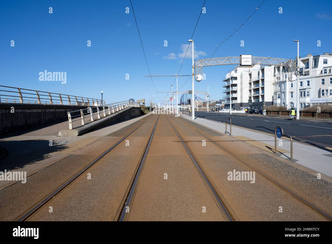 Tram che corre lungo la passeggiata a sud sul lungomare di Blackpool, Lancashire, Regno Unito Foto Stock