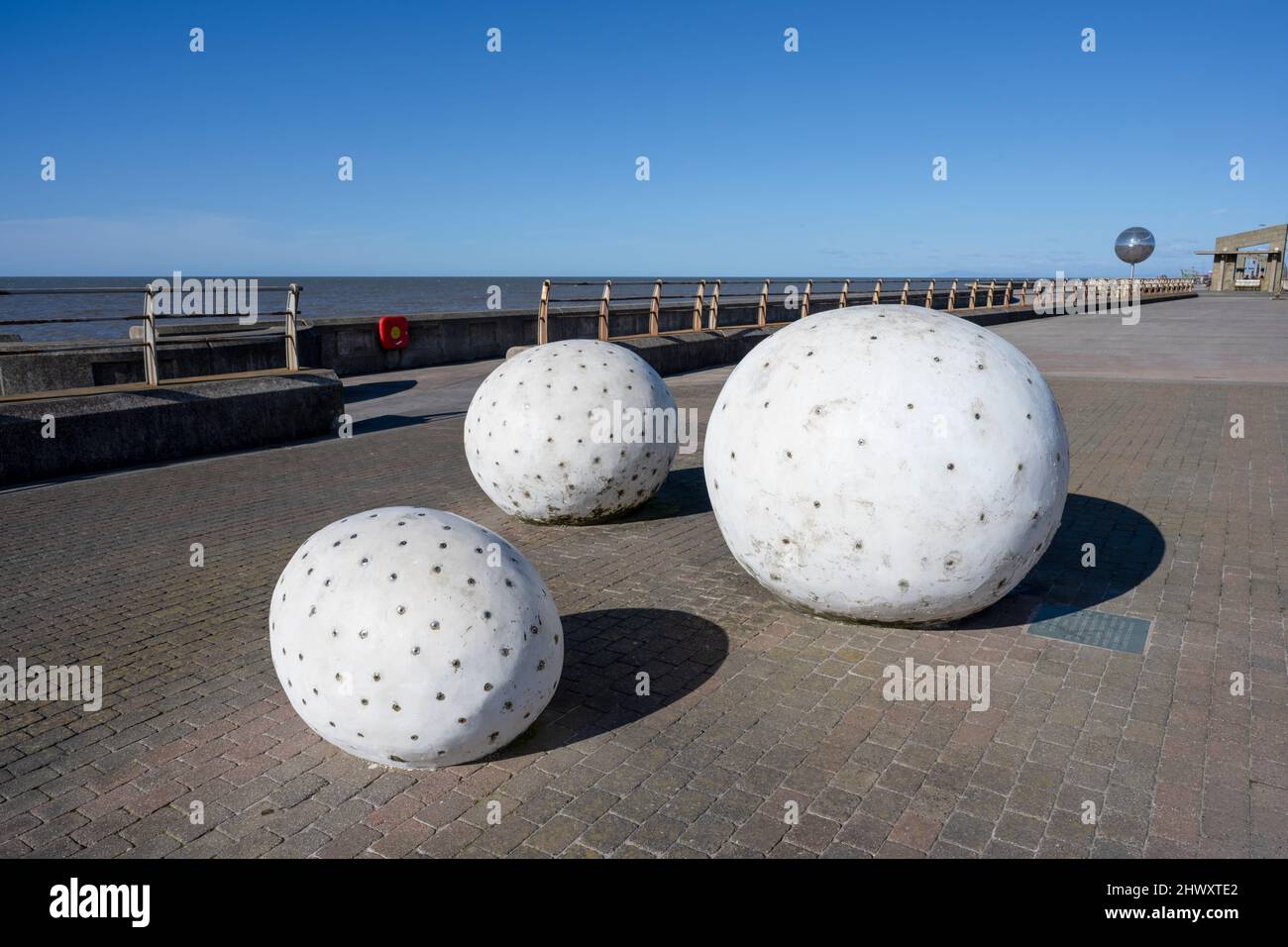 Tre grandi palline bianche formano un'installazione d'arte sul lungomare di Blackpool, Lancashire, Regno Unito Foto Stock