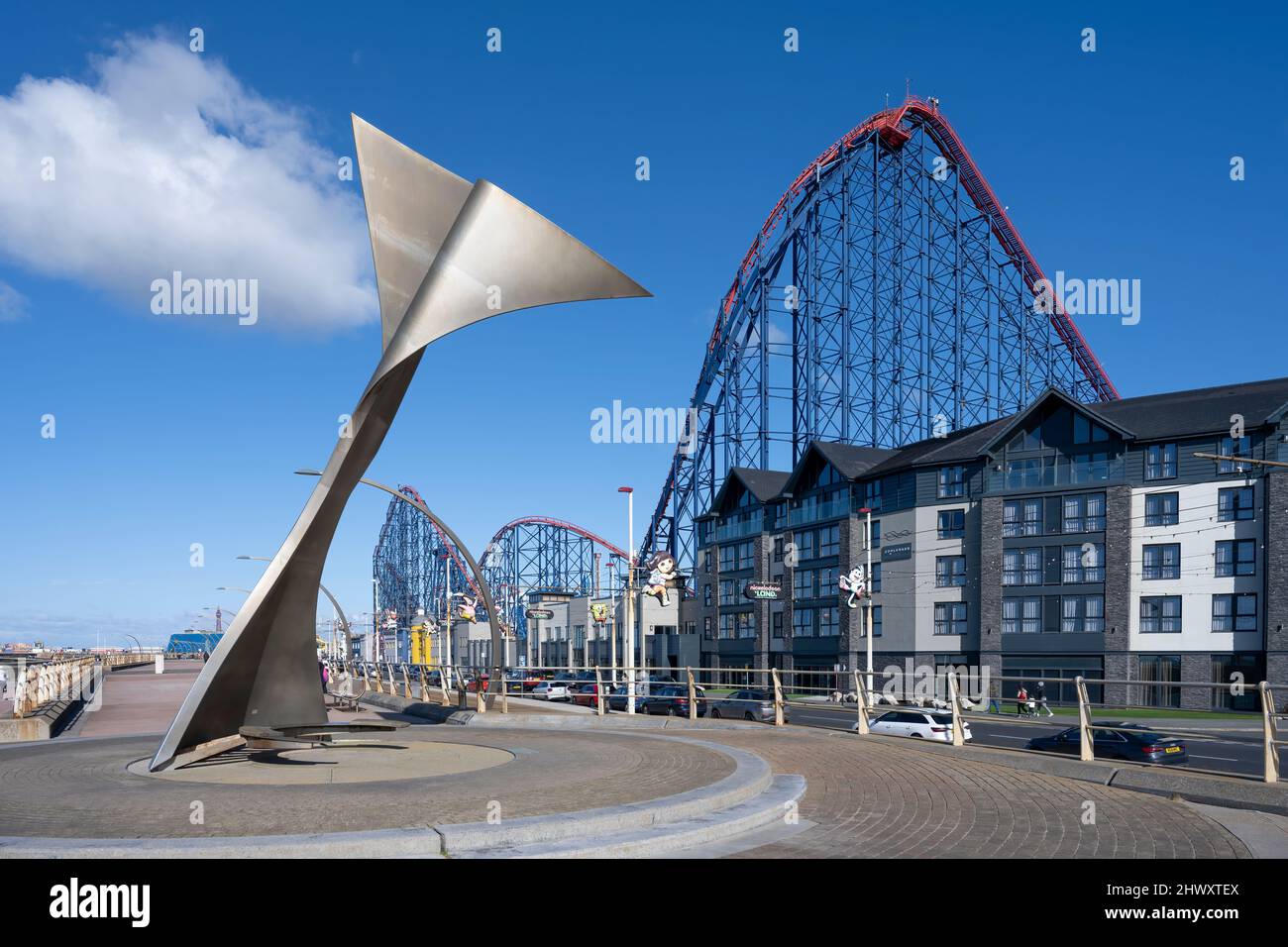 Il Boulevarde Hotel di Blackpool si trova direttamente di fronte alla famosa Big One Rollercoaster sulla Promenade di Blackpool, nel Lancashire, Regno Unito Foto Stock
