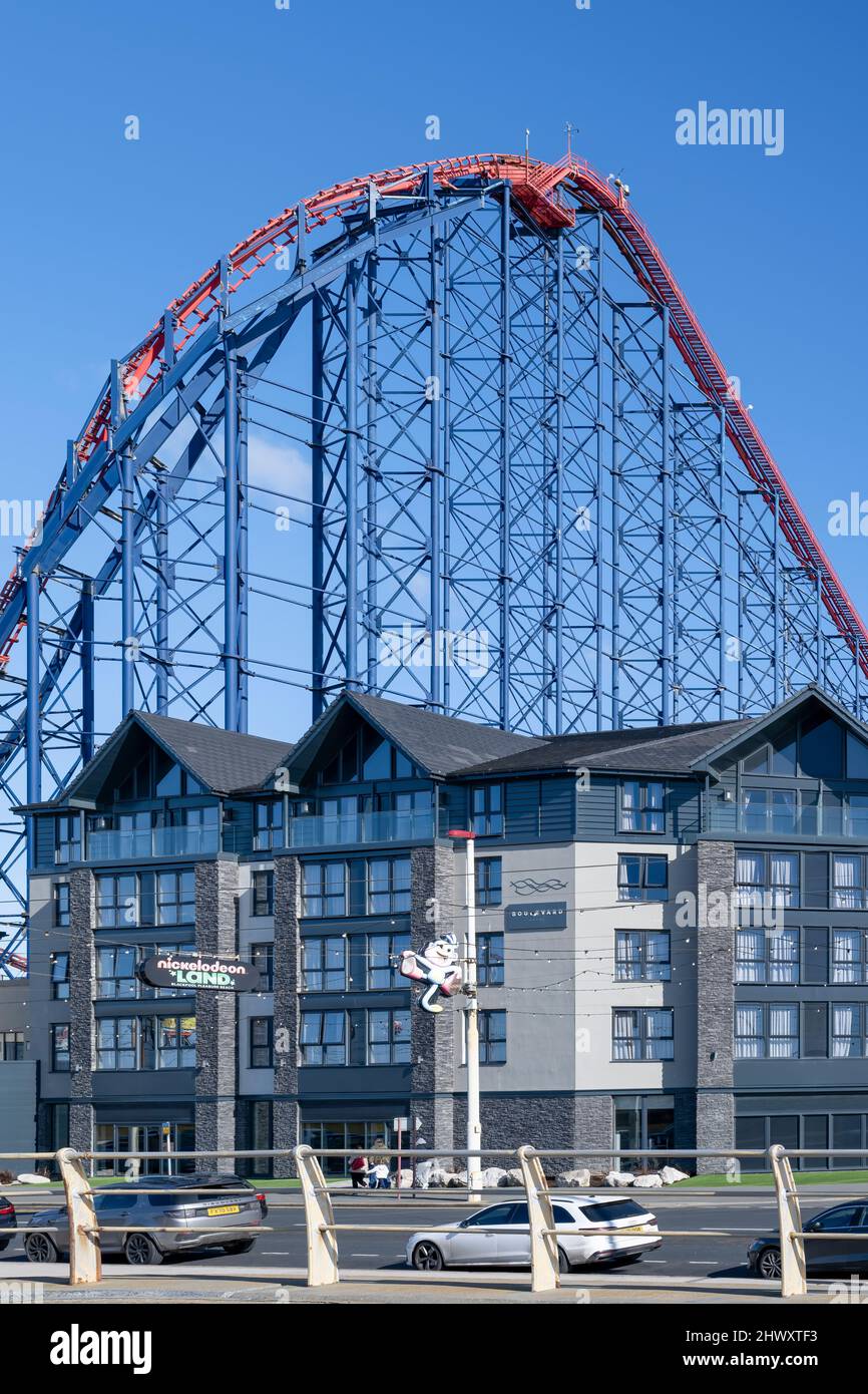 Il Boulevarde Hotel di Blackpool si trova direttamente di fronte alla famosa Big One Rollercoaster sulla Promenade di Blackpool, nel Lancashire, Regno Unito Foto Stock