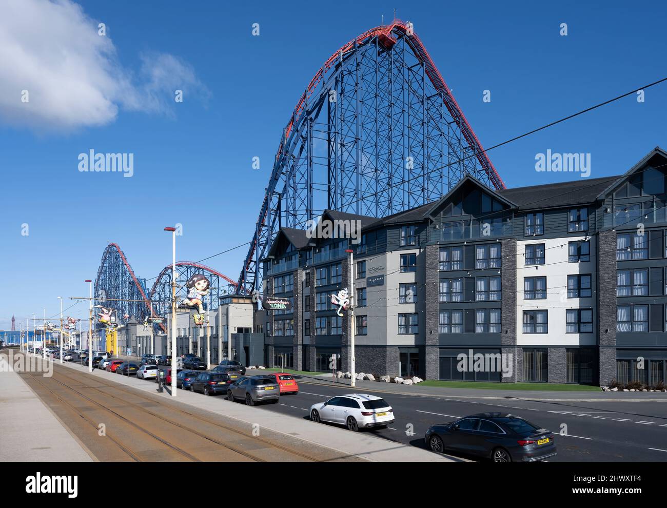 Il Boulevarde Hotel di Blackpool si trova direttamente di fronte alla famosa Big One Rollercoaster sulla Promenade di Blackpool, nel Lancashire, Regno Unito Foto Stock