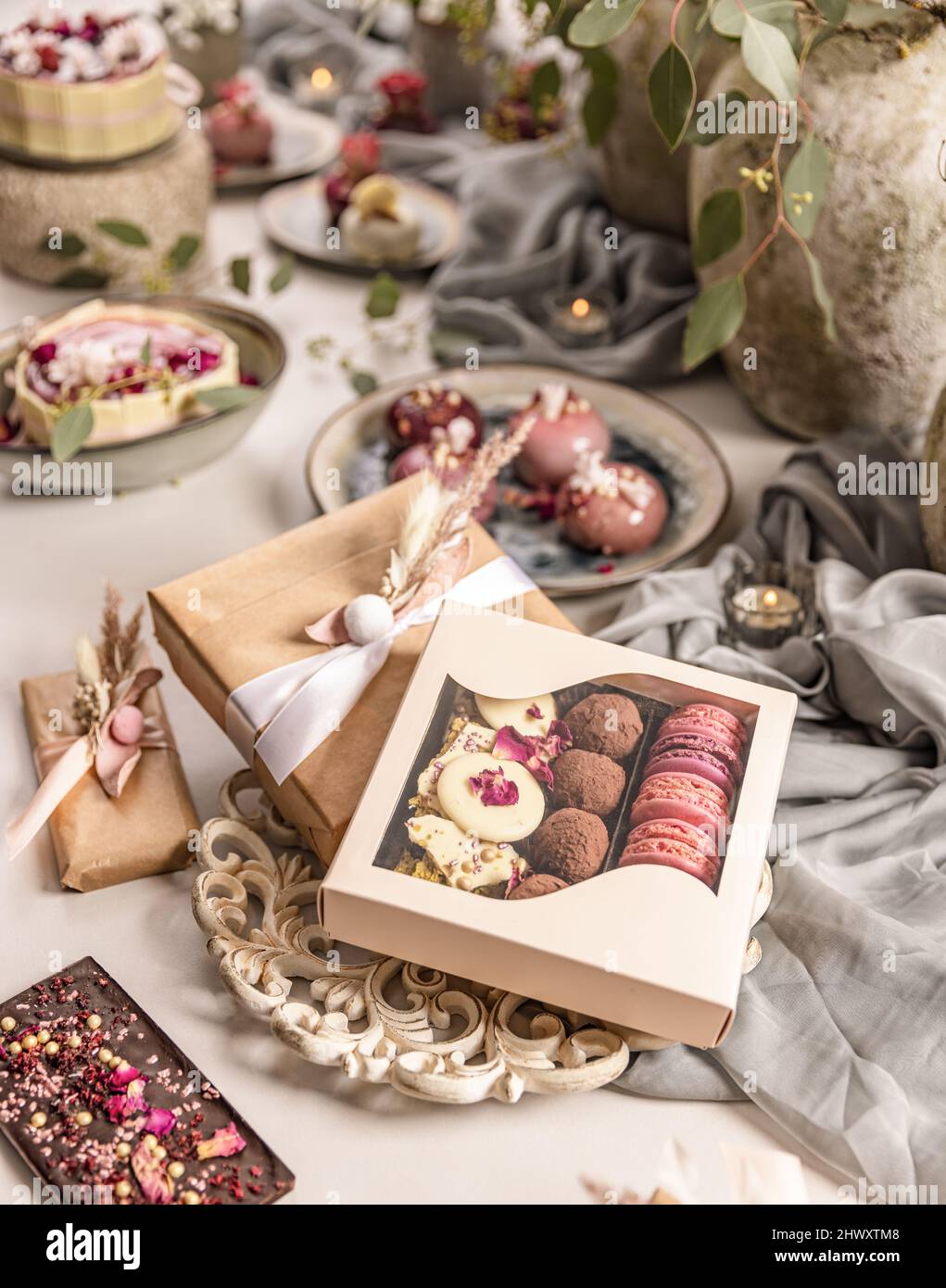 Fantasia dolci caramelle in scatola sezionato, concetto di vita still Foto Stock