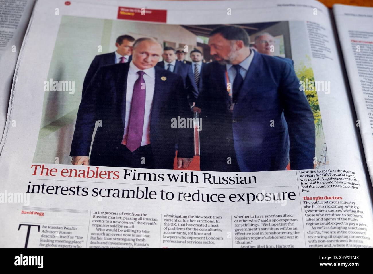 "Le imprese che hanno interessi russi si sforzano di ridurre l'esposizione" Putin Deripaska Guardian - taglio del titolo del giornale 5 marzo 2022 Londra UK Foto Stock