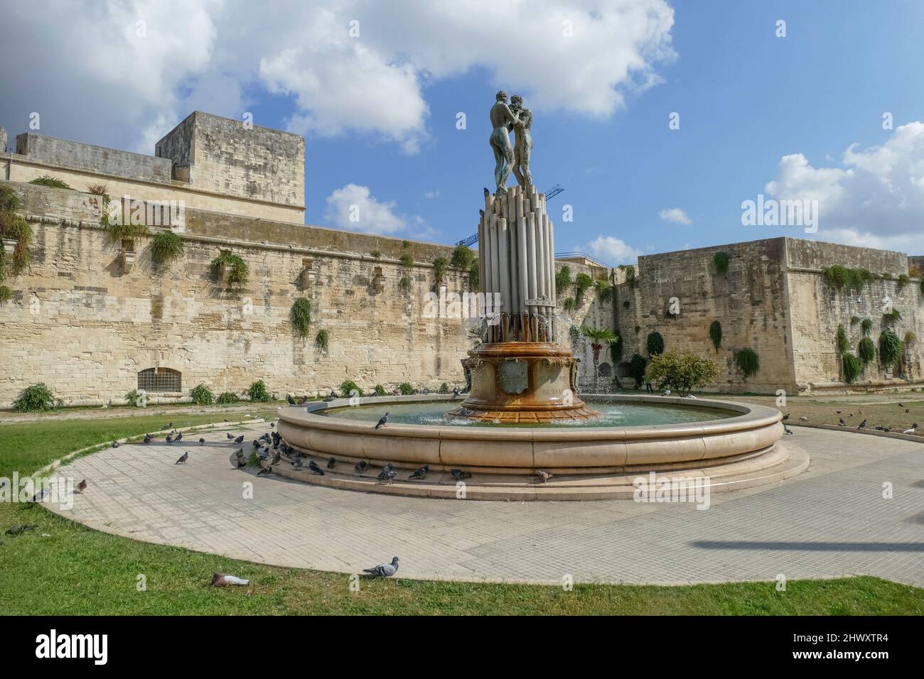 Fontana del getto d'acqua al Convento di San Francesco di Paola a Lecce, una città della Puglia Foto Stock