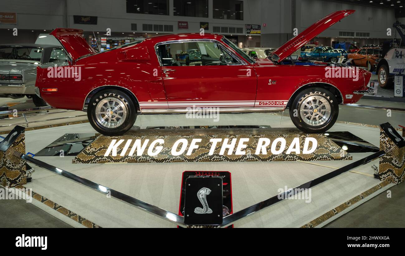 DETROIT, MI/USA - 4 marzo 2022: Un restauro Ford Mustang Shelby Cobra GT500KR (King of the Road) del 1968, in mostra all'Autorama di Detroit. Foto Stock