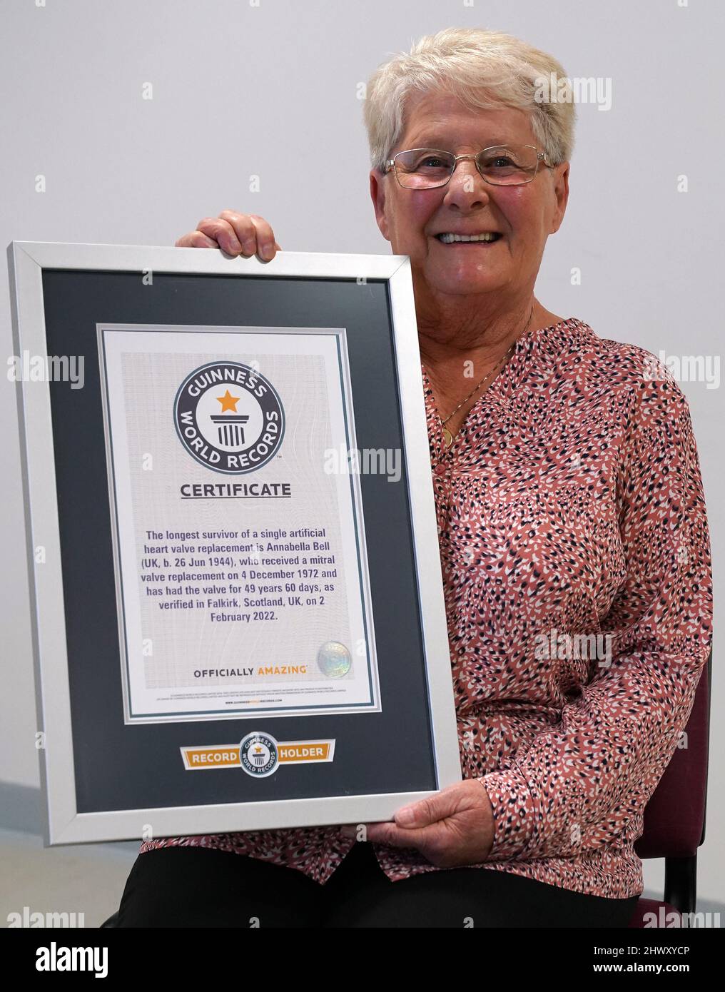 Anne Bell, settantasette anni, dopo essere stata premiata come il Guinness World Record come il più lungo destinatario sopravvissuto di una singola sostituzione artificiale della valvola cardiaca. L'operazione di sostituzione della valvola cardiaca mitrale è stata effettuata il 4th dicembre 1972 presso l'ex ospedale Meanskirk di Glasgow, quando Anne aveva appena 28 anni. Data foto: Martedì 8 marzo 2022. Foto Stock