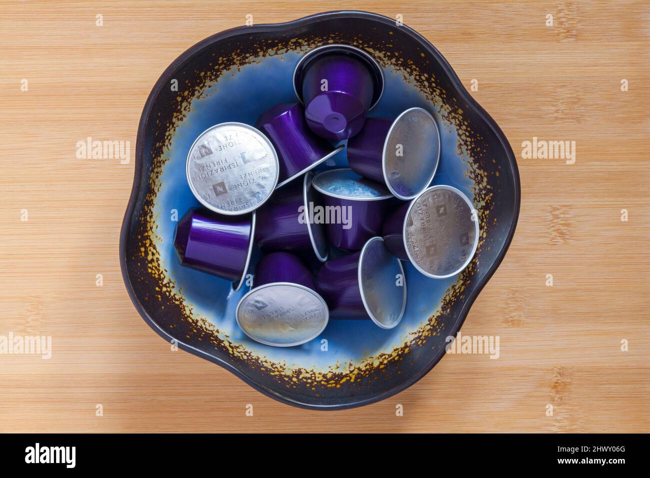 Nespresso inspirazione Italiana Firenze Arpeggio capsule di caffè intenso in ciotola su sfondo ligneo - caffè intenso e cremoso, cialde di caffè Foto Stock