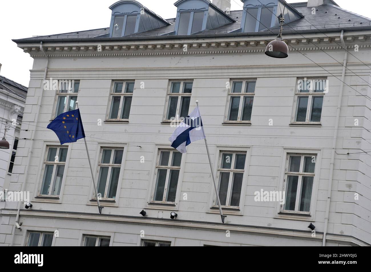 Copenhagen/Denmark.08..March 2022/. Edificio dell'Ambasciata delle Finland e bandiere dell'ue e del traguardo volano sopra l'edificio nella capitale danishc Copenhagen Denmark.(Photo..Francis Dean/Dean Pictures) Foto Stock