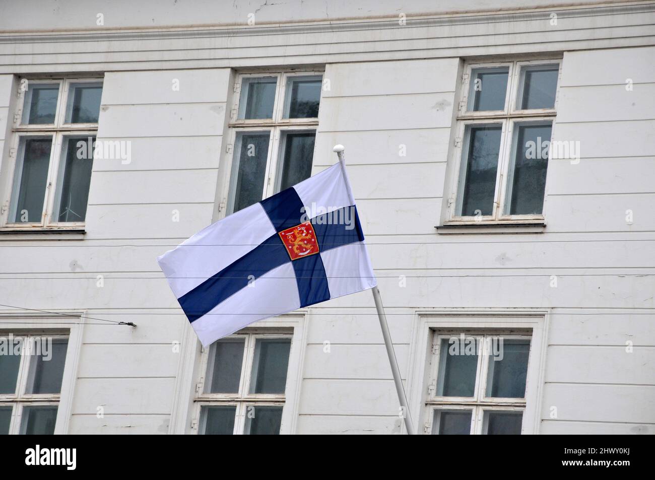 Copenhagen/Denmark.08..March 2022/. Edificio dell'Ambasciata delle Finland e bandiere dell'ue e del traguardo volano sopra l'edificio nella capitale danishc Copenhagen Denmark.(Photo..Francis Dean/Dean Pictures) Foto Stock