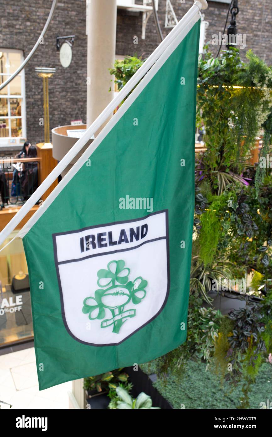 Dublino, Irlanda - 7th feb 2020: Bandiera di rugby irlandese visualizzata durante il macht Six Nations presso il centro commerciale Powerscourt. Dublino, Irlanda Foto Stock