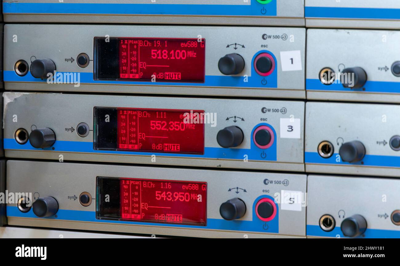 Pannello di controllo audio e video con display LCD per la trasmissione. Messa a fuoco selettiva Foto Stock