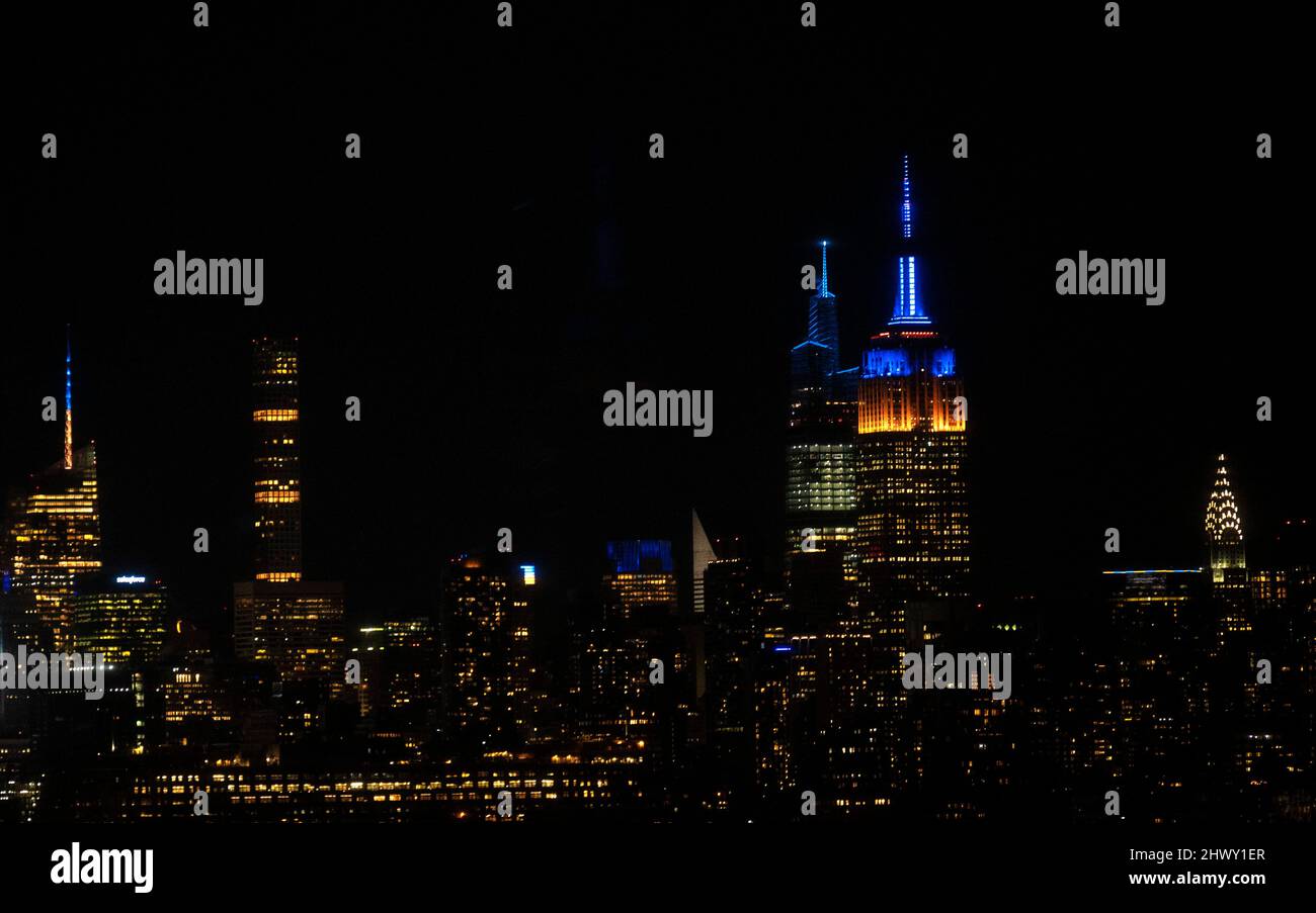 Skyline di New York con luci blu e gialle, in solidarietà con l'Ucraina Foto Stock