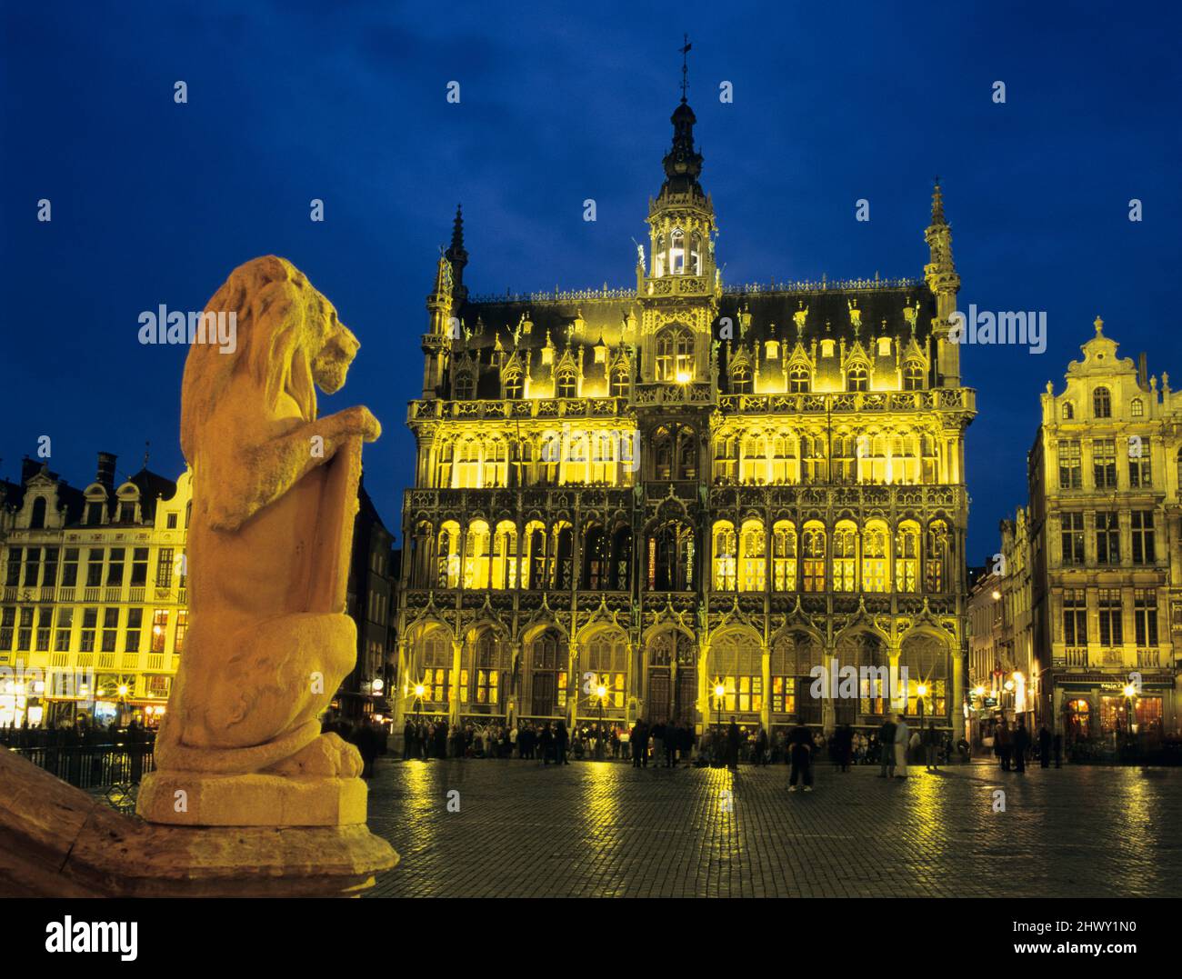 La Maison du Roi (casa del Re) illuminata di notte, Grand-Place, Bruxelles, Belgio, Europa Foto Stock