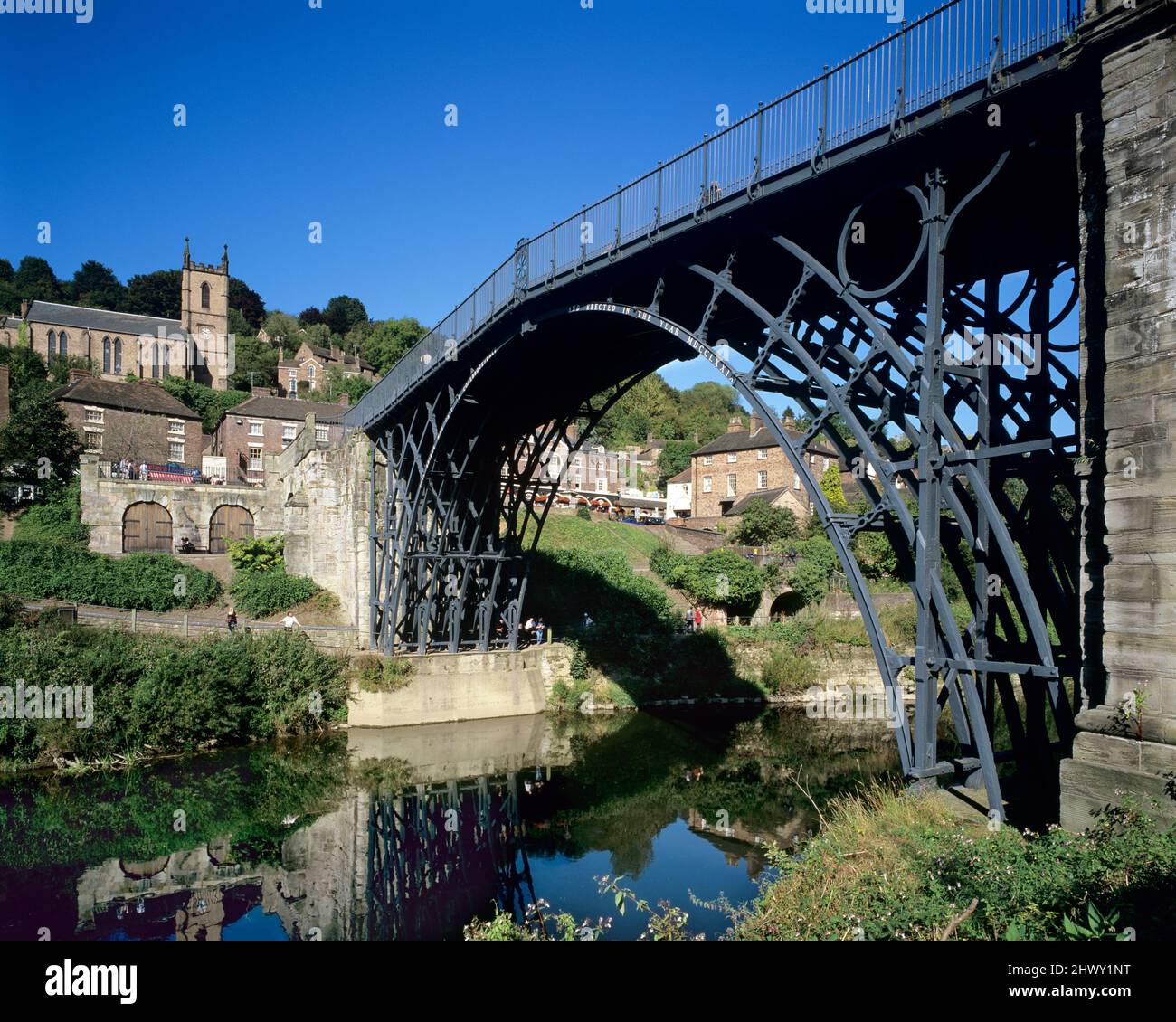 Il primo ponte di ferro del mondo eretto nel 1779 che attraversa il fiume Severn a Coalbrookdale, Ironbridge, Shropshire, Inghilterra, Regno Unito Foto Stock