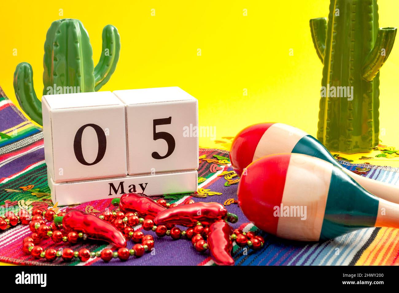 Festa messicana e Cinco de Mayo tema di concetto partito con calendario il 5th maggio, rosso jalapeno pepper collana, maracas, cactus, tappeto tradizionale e somb Foto Stock