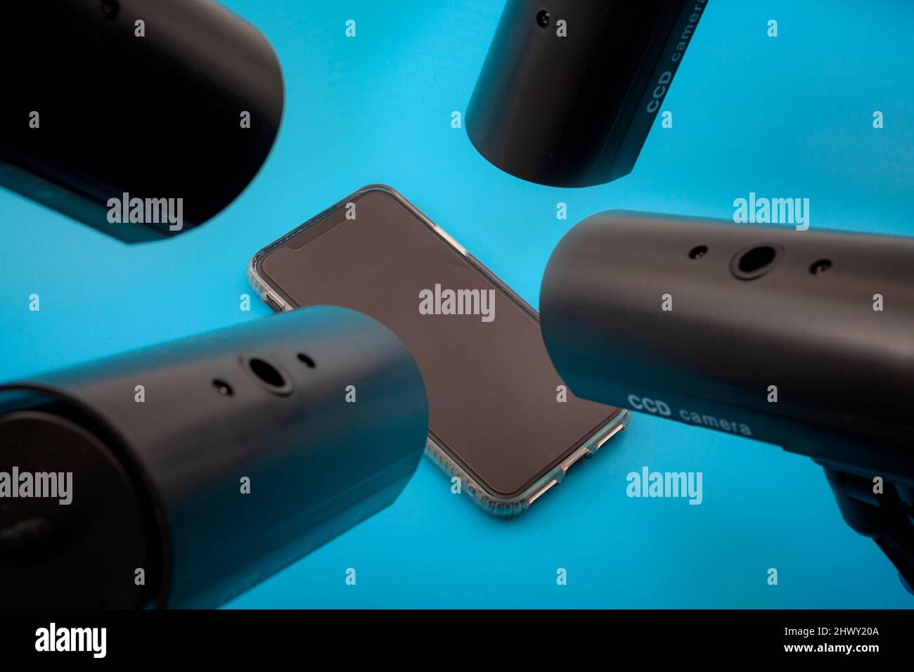 Stato di sorveglianza, preoccupazione per la privacy e Big Brother spying sul concetto di attività digitale con telecamera tvcc multipla monitoraggio telefono cellulare isolato su b Foto Stock