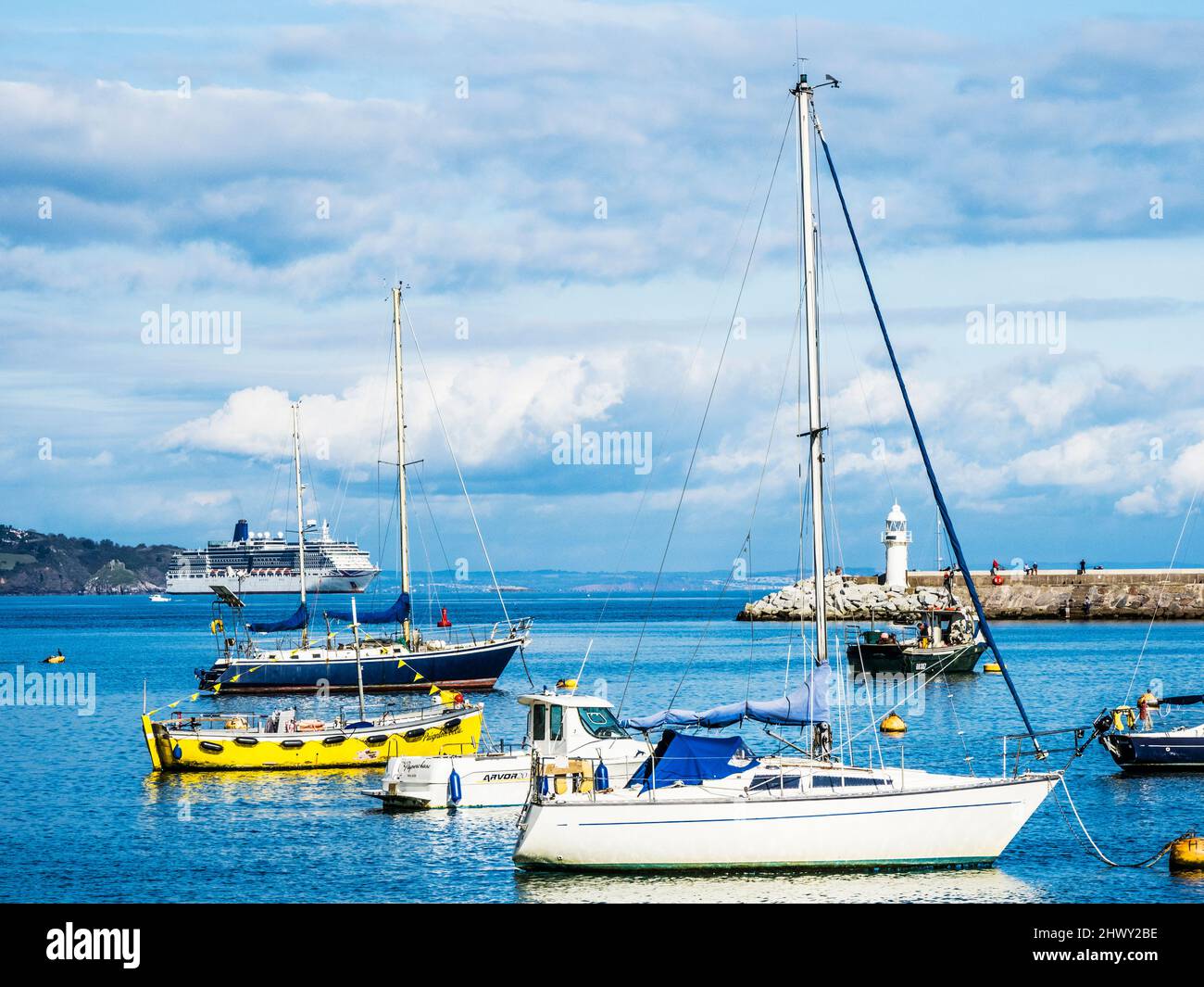 Barche nel porto turistico di Brixham in Devon. Foto Stock