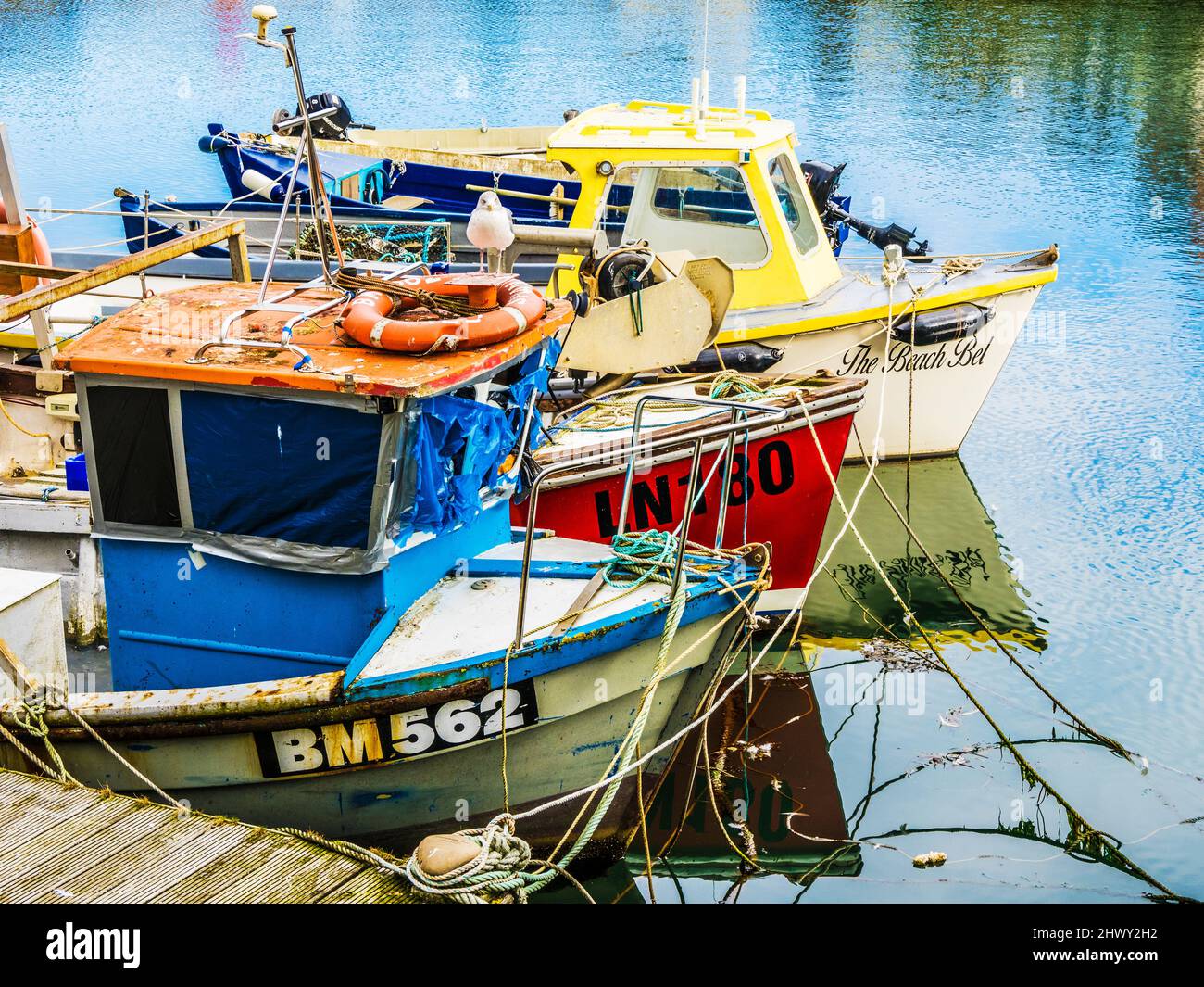 Un peschereccio ormeggiato al porto di Brixham in Devon. Foto Stock