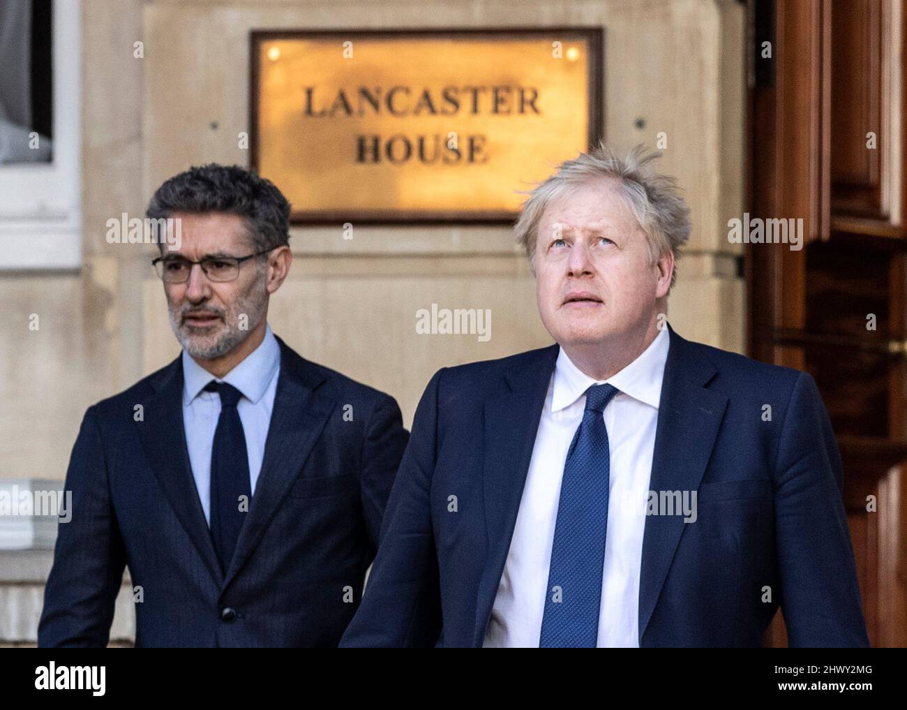 Il primo ministro Boris Johnson con Julian Braithwaite il direttore generale del gabinetto responsabile dell'UE all'inizio dell'incontro con i V4 leader (Polonia, Ungheria, Repubblica Ceca e Slovacchia) per discutere la crisi Ucraina, a Lancaster House, Londra. Data foto: Martedì 8 marzo 2022. Foto Stock