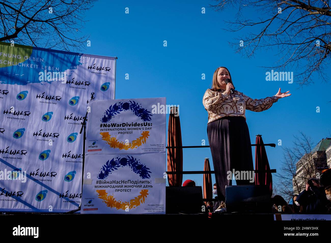 8 marzo 2022, Berlino, Berlino, Germania: Ricarda LANG, Presidente federale dell'Alleanza 90/Verdi (tedesco: Buendnis 90/Die GRUENEN) può essere visto come manifestanti riuniti di fronte all'Ambasciata russa nel centro di Berlino in solidarietà con le donne e le loro famiglie in Ucraina e Russia in occasione della Giornata internazionale della donna 2022 sotto lo slogan "Donne e madri di tutti i paesi - unitevi!" E 'No War divide noi'. Gli organizzatori sottolineano la situazione particolare delle donne e dei bambini in conflitto, con particolare attenzione alla guerra in corso in Ucraina e al movimento di protesta della società civile emergente Foto Stock 8 marzo 2022, Berlino, Berlino, Germania: Ricarda LANG, Presidente federale dell'Alleanza 90/Verdi (tedesco: Buendnis 90/Die GRUENEN) può essere visto come manifestanti riuniti di fronte all'Ambasciata russa nel centro di Berlino in solidarietà con le donne e le loro famiglie in Ucraina e Russia in occasione della Giornata internazionale della donna 2022 sotto lo slogan "Donne e madri di tutti i paesi - unitevi!" E 'No War divide noi'. Gli organizzatori sottolineano la situazione particolare delle donne e dei bambini in conflitto, con particolare attenzione alla guerra in corso in Ucraina e al movimento di protesta della società civile emergente Foto Stock
