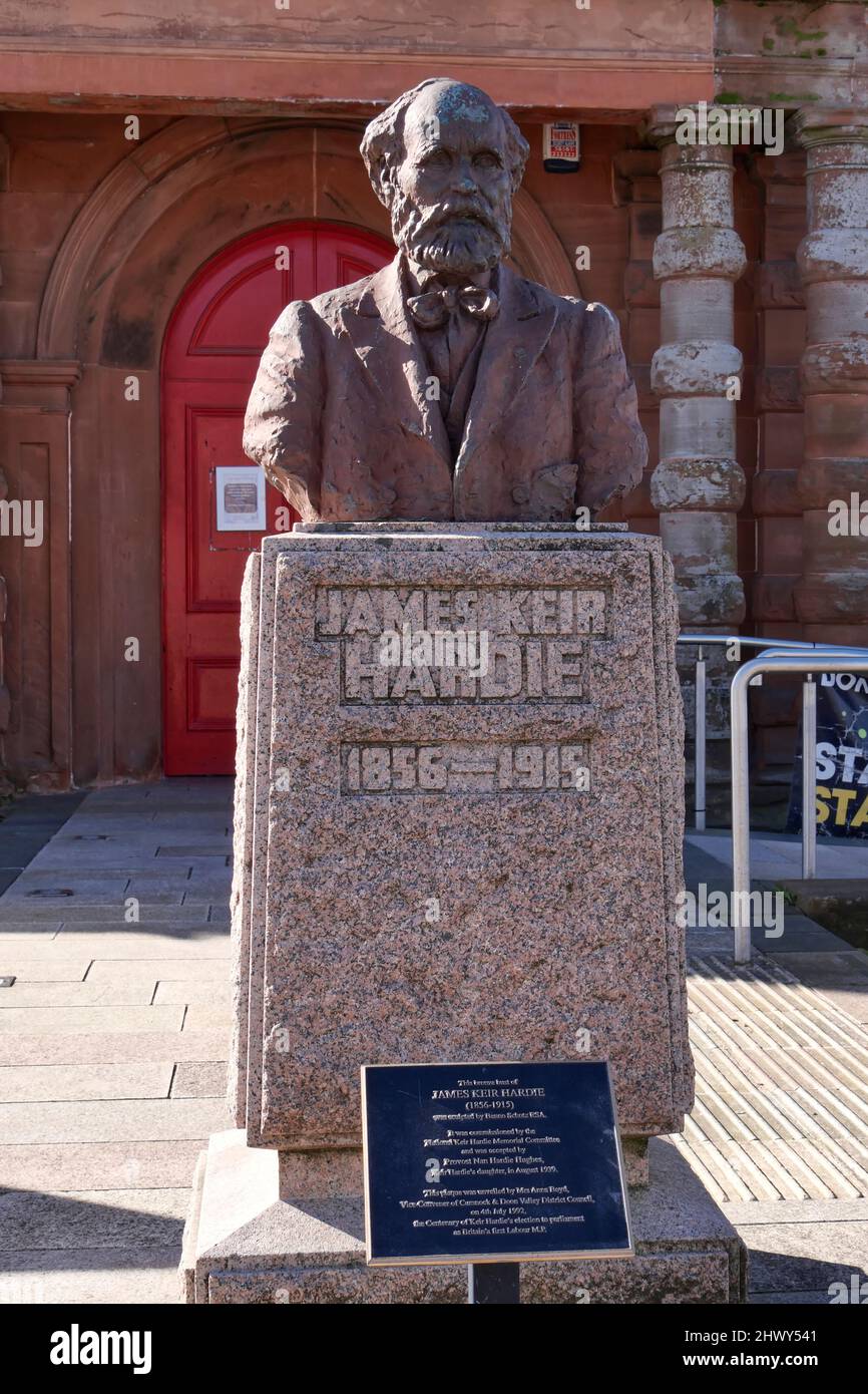 memorial a James Keir Hardie, primo membro del Parlamento del partito laburista britannico, Cumnock Town Hall, Cumnock, East Ayrshire, Scozia, Regno Unito Foto Stock