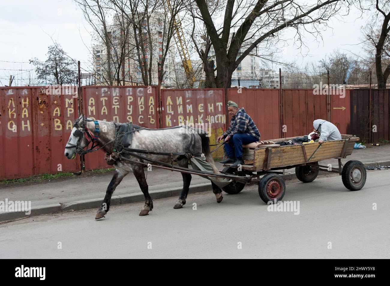 Sofia, Bulgaria. Intorno al quartiere locale Hristo Botev abitanti  trasportano il loro bene il vecchio modo: A cavallo e carrozza Foto stock -  Alamy