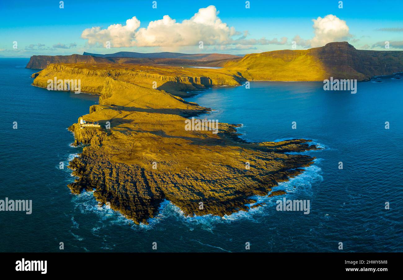 Vista aerea dal drone del faro di Neist Point sull'isola di Skye, Scozia, Regno Unito Foto Stock