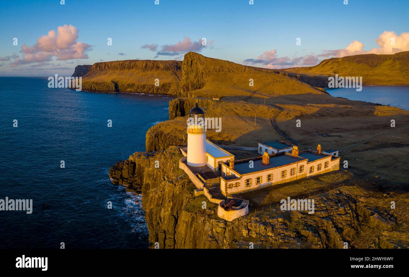 Vista aerea dal drone del faro di Neist Point sull'isola di Skye, Scozia, Regno Unito Foto Stock