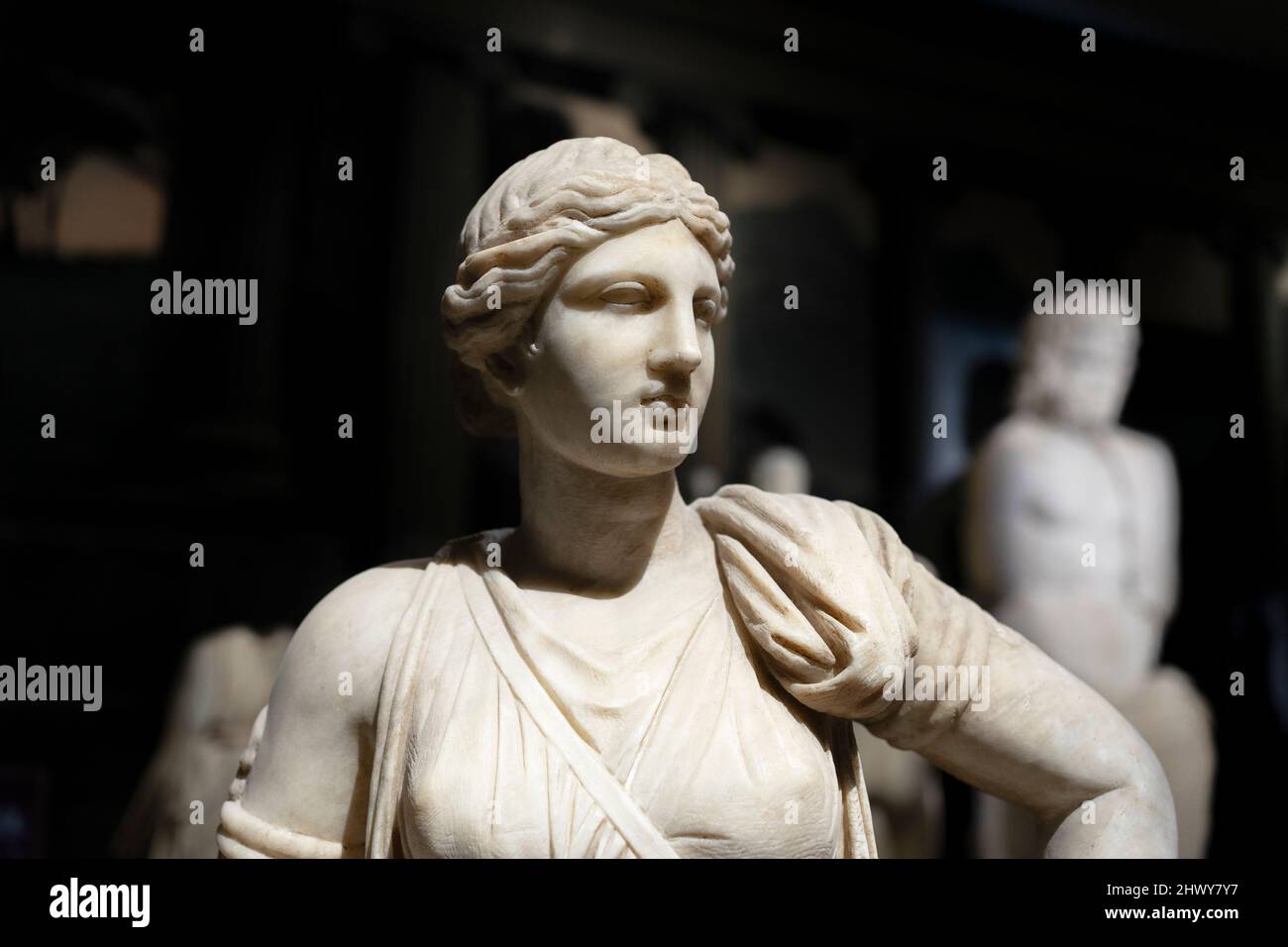 Statua della dea Artemis (copia di un originale del 4th secolo a.C.) da Mytilene (Lesbo, Grecia), periodo romano. Museo Archeologico di Istanbul. Foto Stock