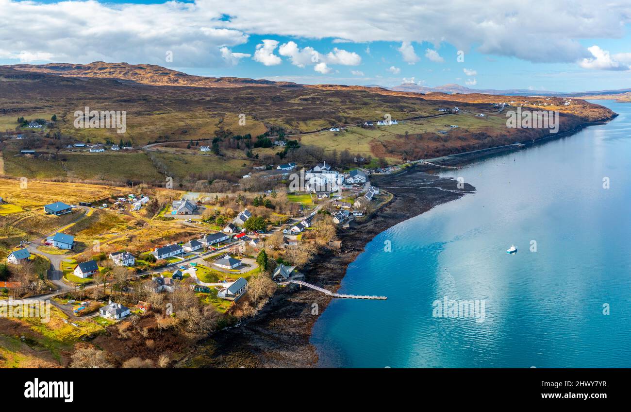 Vista aerea dal drone del villaggio di Carbost sull'isola di Skye, Scozia, Regno Unito Foto Stock