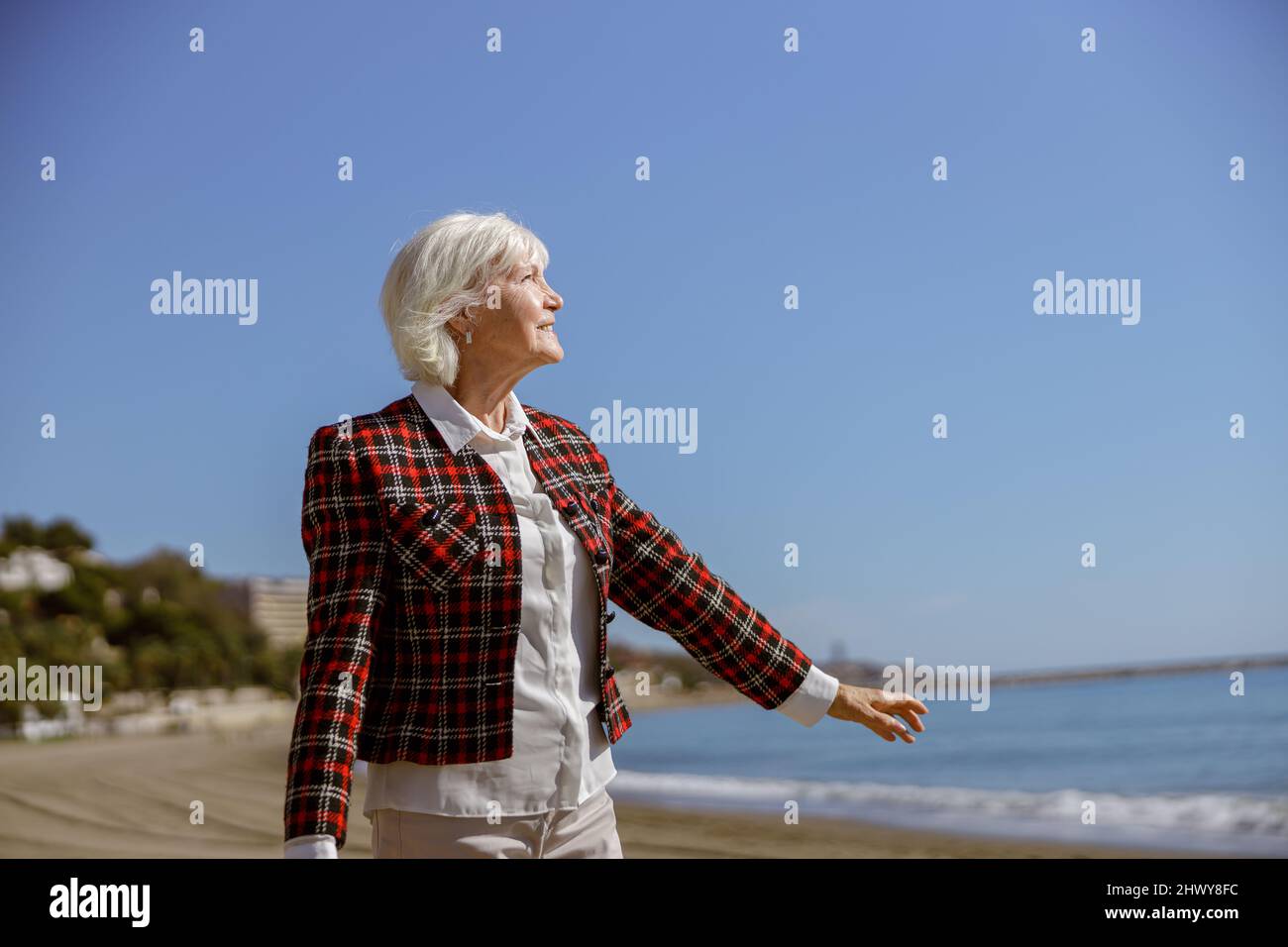 Signora urbana che gode di una buona giornata in mare Foto Stock