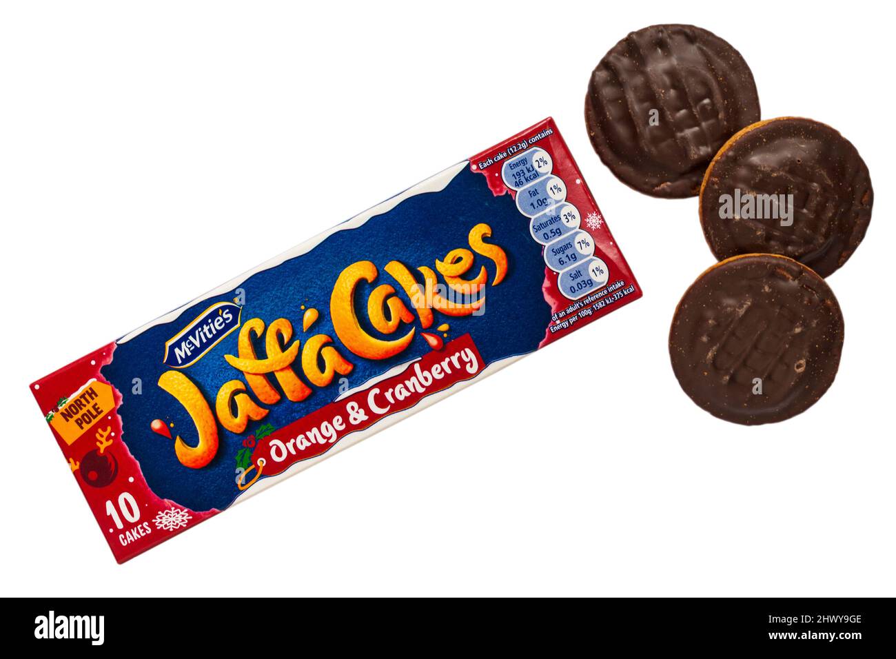 Scatola di McVities Jaffa torte arancio & mirtillo sapore aperto con tre jaffa dolci rimosso per mostrare contenuto isolato su sfondo bianco Foto Stock