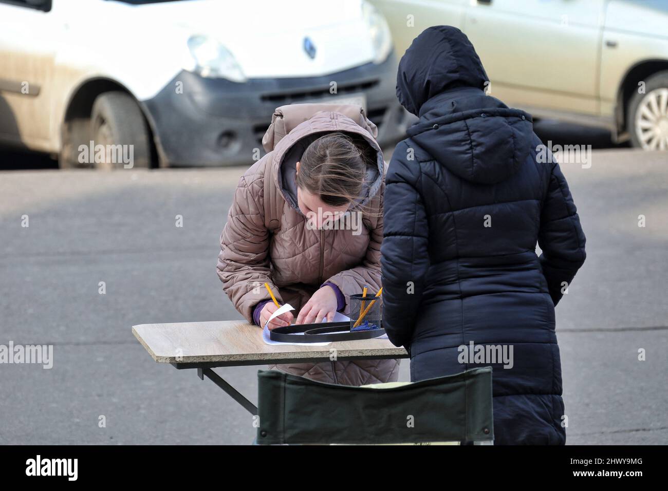 Odesa, Ucraina - 08 marzo 2022 - Un residente di Odesa lascia la sua firma sotto un appello alla NATO per chiudere lo spazio aereo su Ucraina, Odesa, Ucraina meridionale. Foto di Nina Lyashonok/Ukrinform/ABACAPRESS.COM Foto Stock