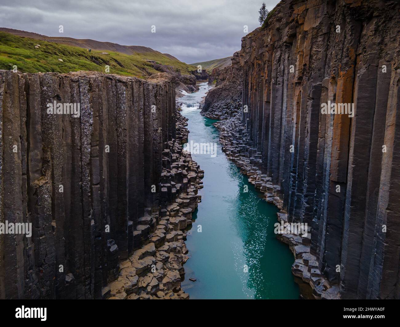 Splendida vista aerea del canyon di studlagil e il più grande numero di colonne di basalto in Islanda Foto Stock