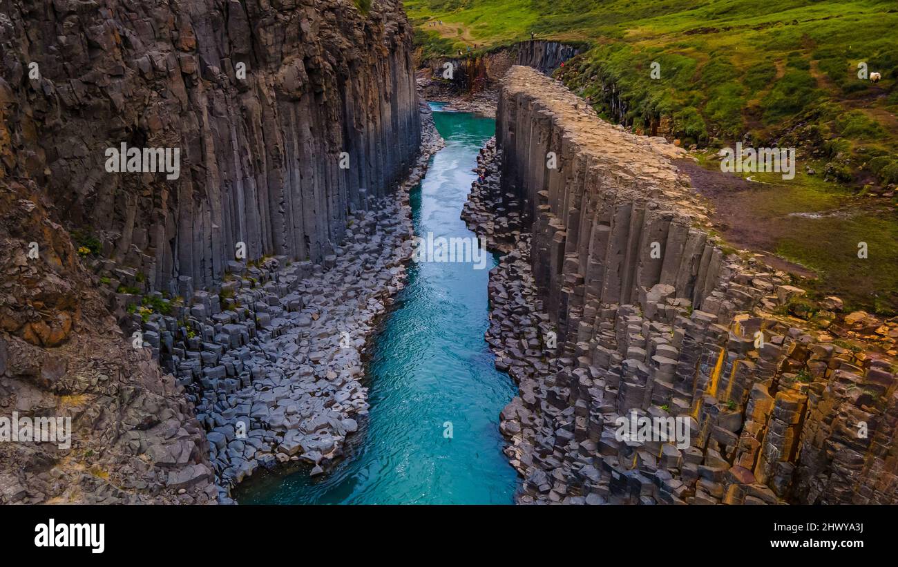 Splendida vista aerea del canyon di studlagil e il più grande numero di colonne di basalto in Islanda Foto Stock