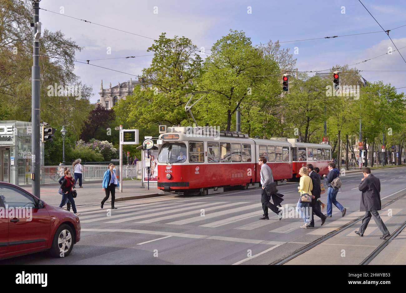 Tram a Burgring, pedoni che attraversano la strada nel quartiere Innere Stadt di Vienna Austria. Foto Stock