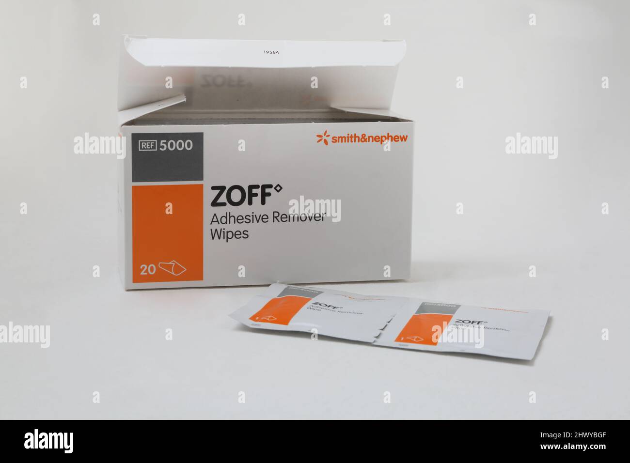 Salviette per rimozione adesivo Zoff Smith and Nephew - aiuta a rimuovere i residui di adesivo medico della pelle Foto Stock