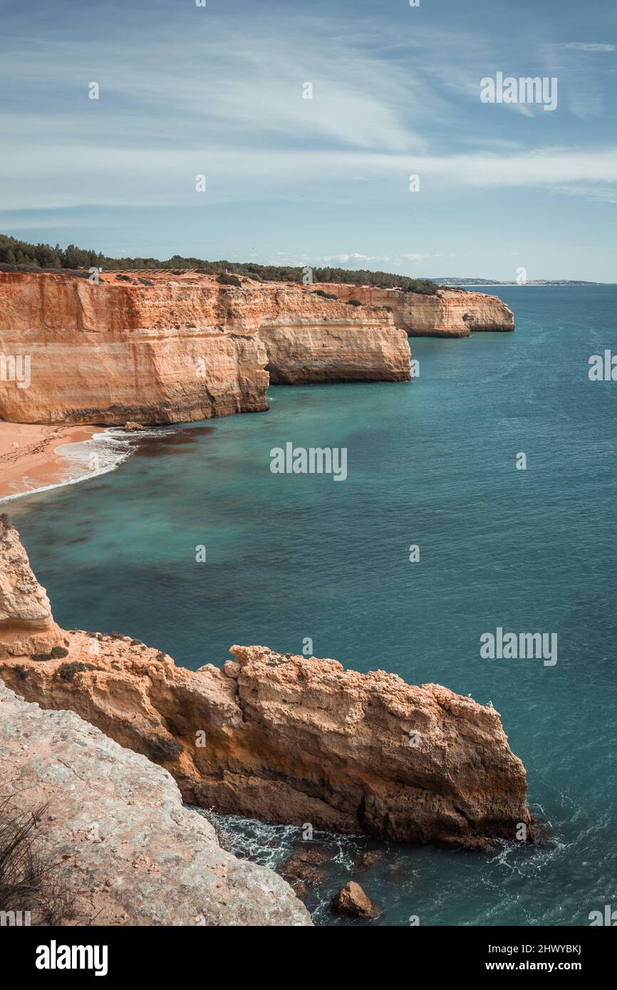 Onde, pietre e scogliera al mare Foto Stock