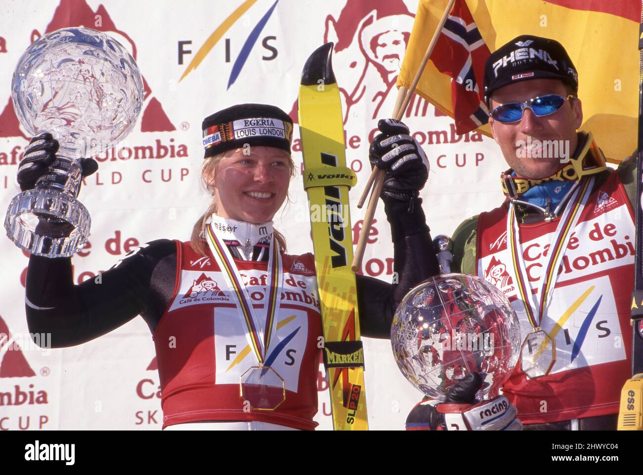 Katja SEIZINGER, GER, sciatore e Lasse KJUS, NOR, Coraggio con i loro trofei in qualità di vincitori della Coppa del mondo 1995/1996, Lillehammer 10th marzo 1996, Â Foto Stock