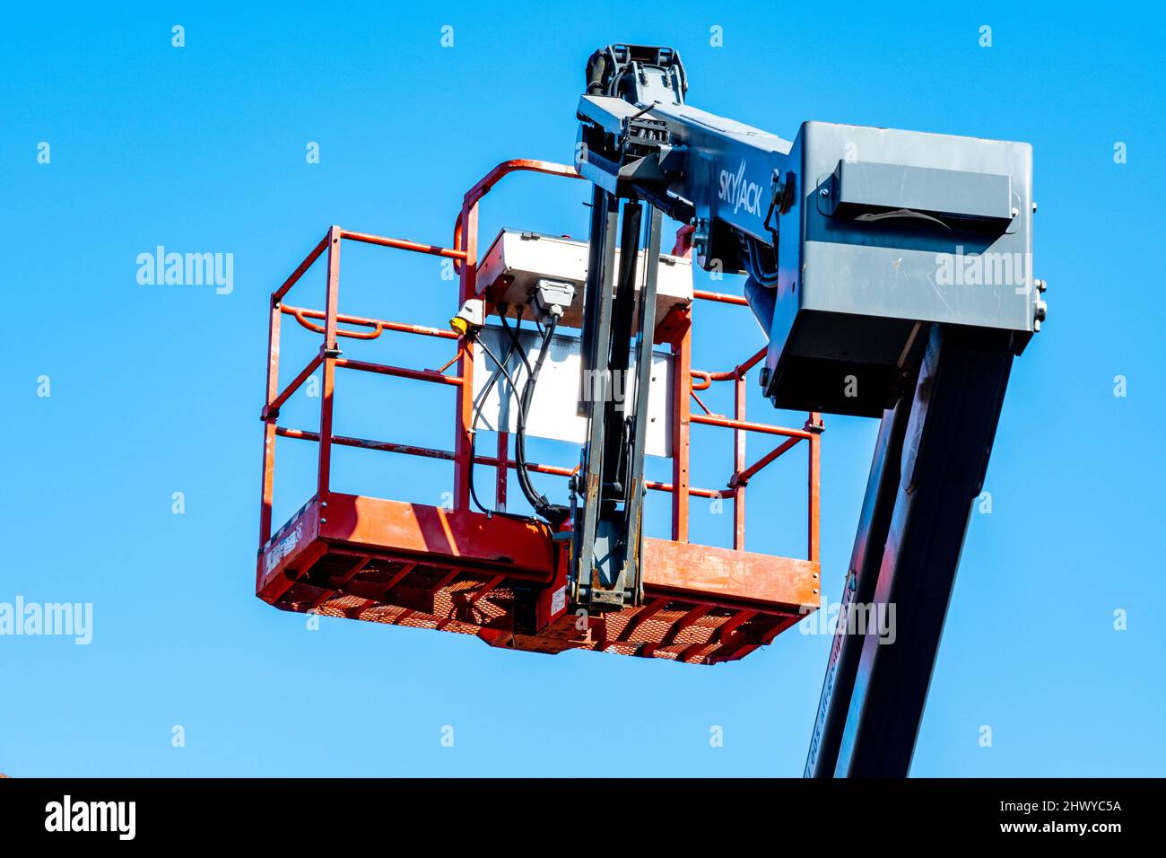 Epsom Surrey London UK, marzo 8 2022, Hydraulic Construction Lift o paranco per l'accesso alle aree di Tall su Un edificio senza persone Foto Stock