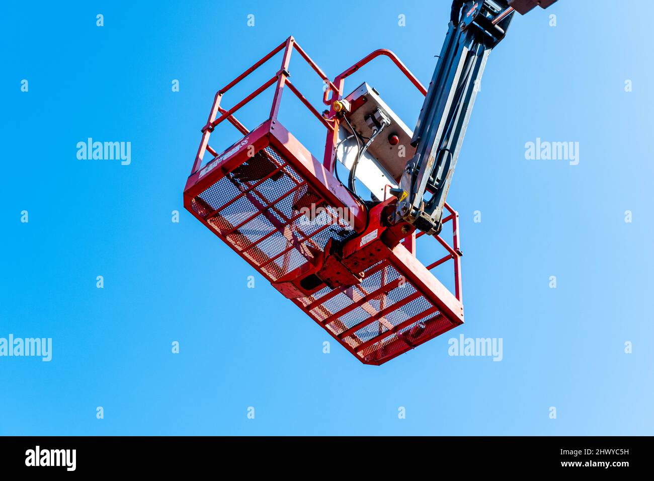 Epsom Surrey London UK, marzo 8 2022, Hydraulic Construction Lift o paranco per l'accesso alle aree di Tall su Un edificio senza persone Foto Stock