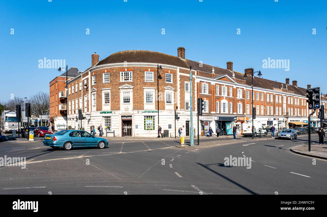 Epsom Surrey London UK, marzo 8 2022, High Street Branch of Lloyds Bank Building Exterior Foto Stock