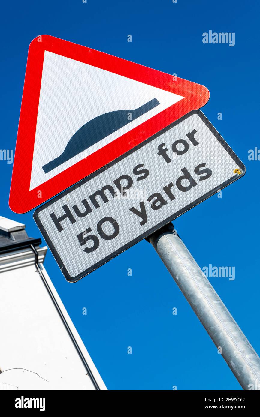 Epsom Surrey London UK, marzo 8 2022, cartello stradale triangolare Avvertenza di humps in the Road senza persone Foto Stock