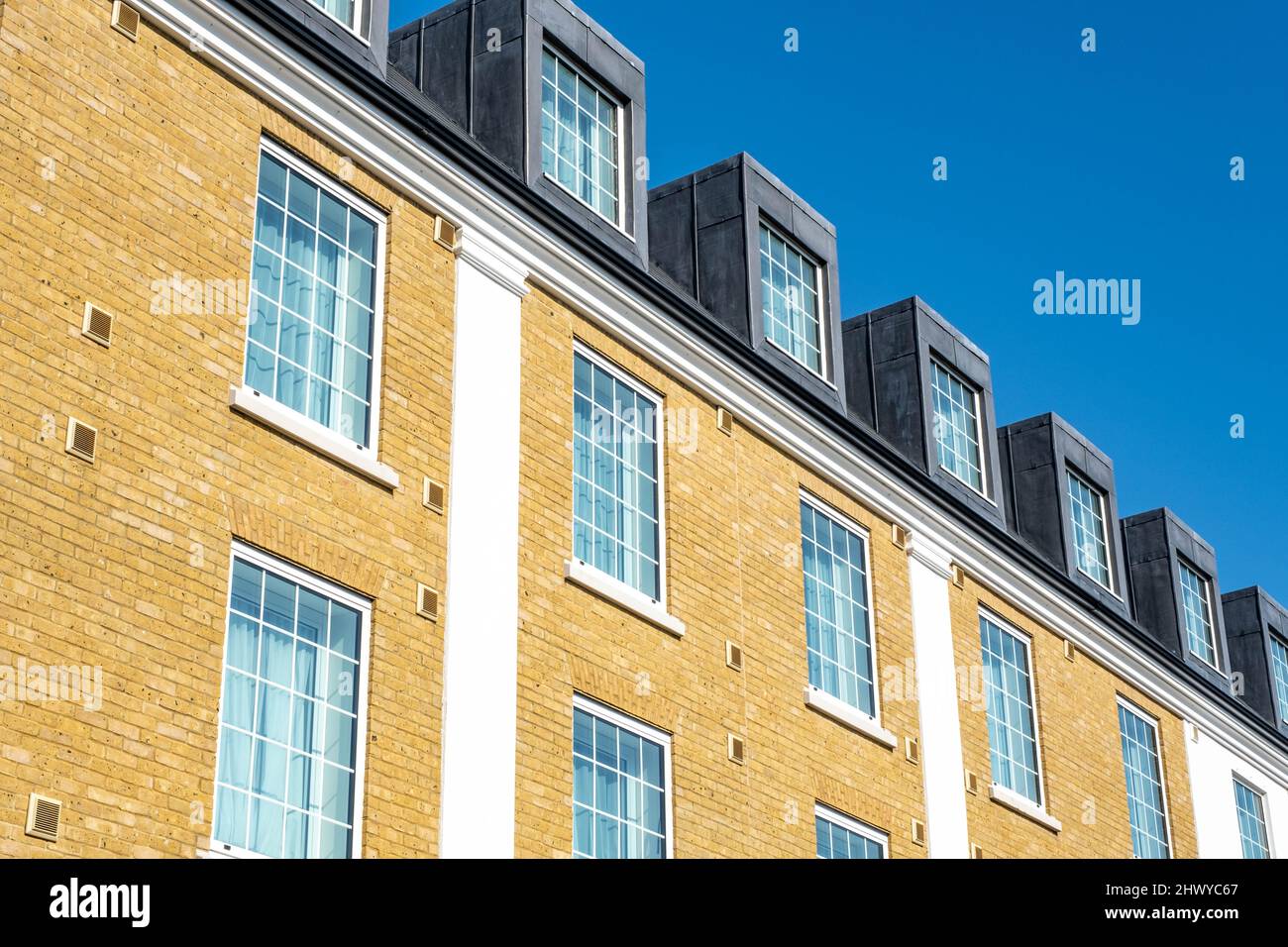 Epsom Surrey London UK, marzo 8 2022, Modern Building Exterior Architecture Against A Clear Blue Sky Foto Stock