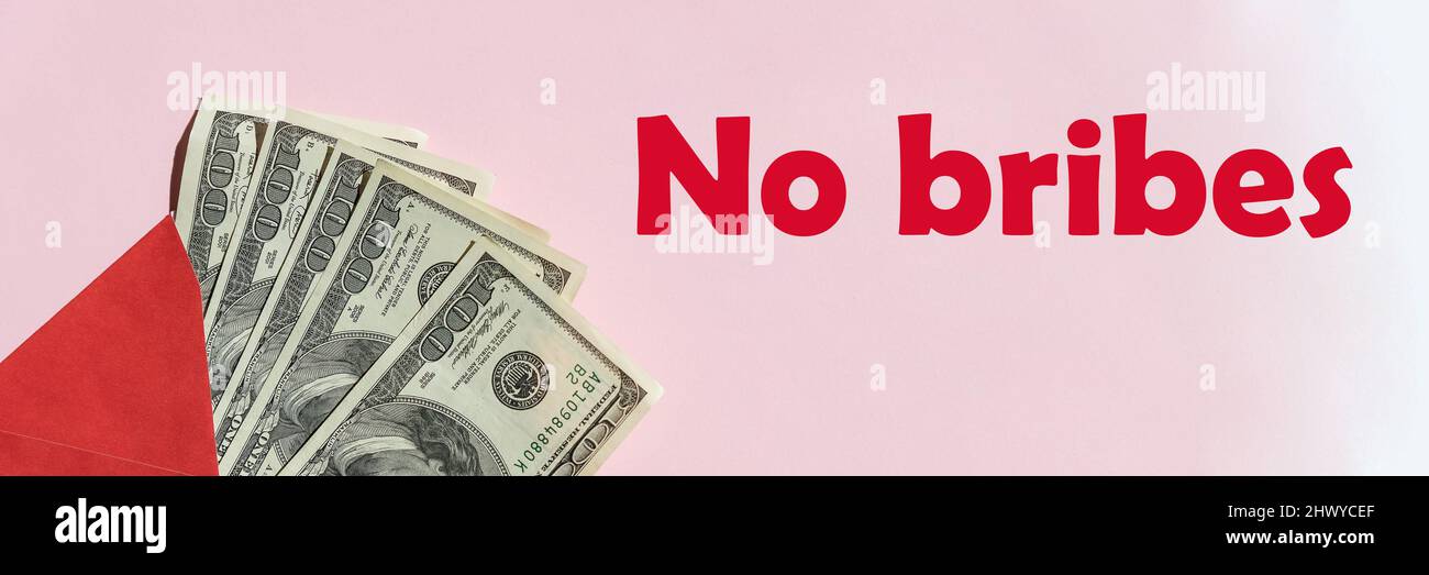 Dollari in busta su backlground rosa.Stop corruzione, niente tangenti concetti. Dare soldi o tangenti per firmare l'accordo. Simbolo anti-corruzione Foto Stock